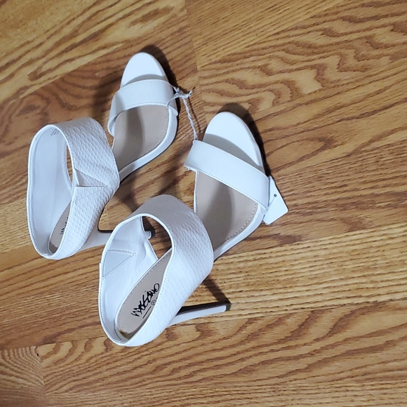 Heels 👠 - Picture 2 of 4